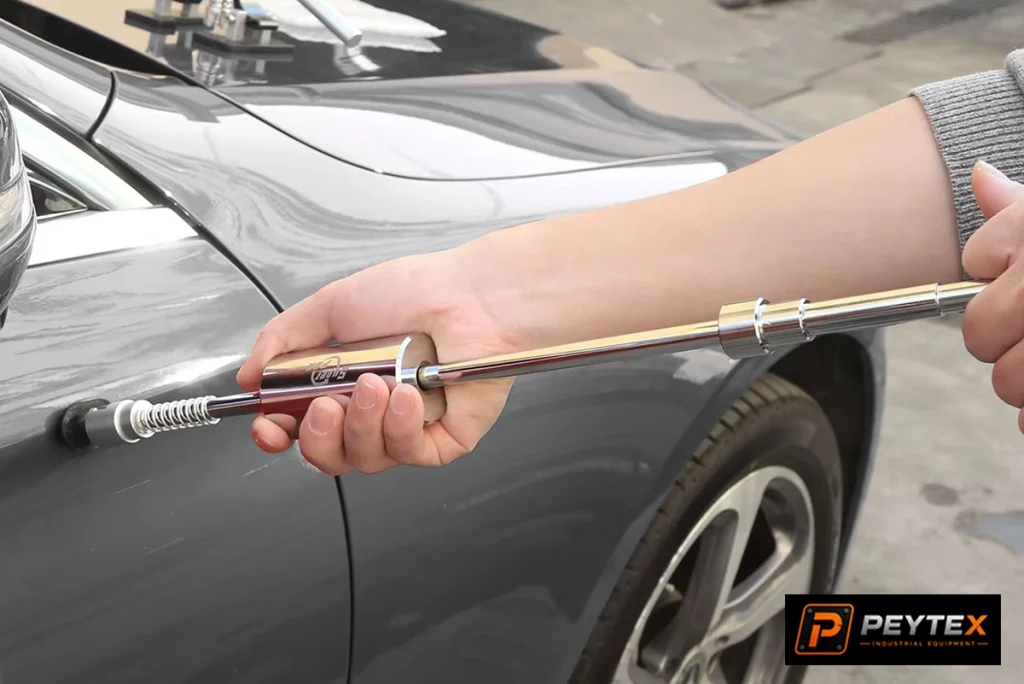 PDR چیست؟ راهنمای تعمیر فرورفتگی خودرو بدون رنگ تکنسین در حال تعمیر PDR